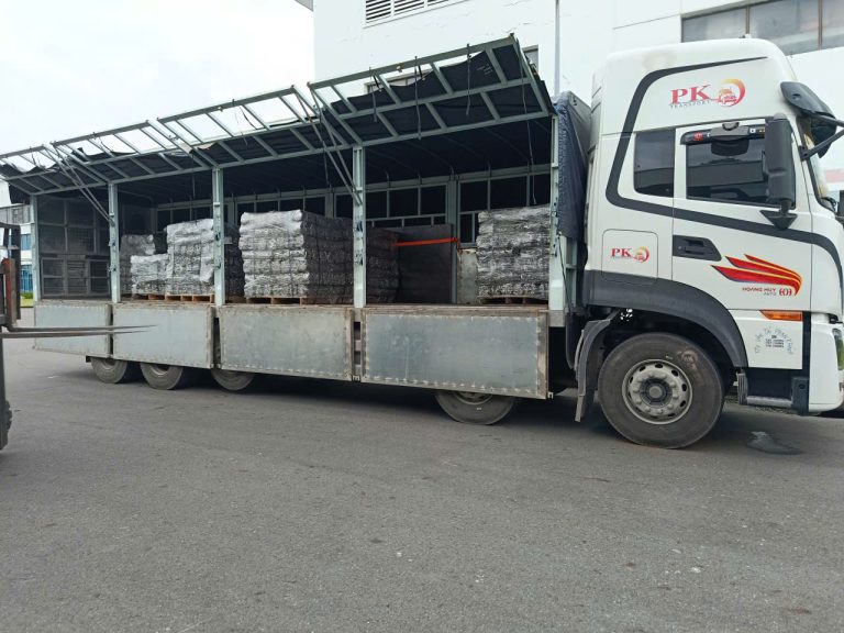 Vận chuyển hàng hóa bằng xe tải thùng mở hông Phan Khánh Transport.