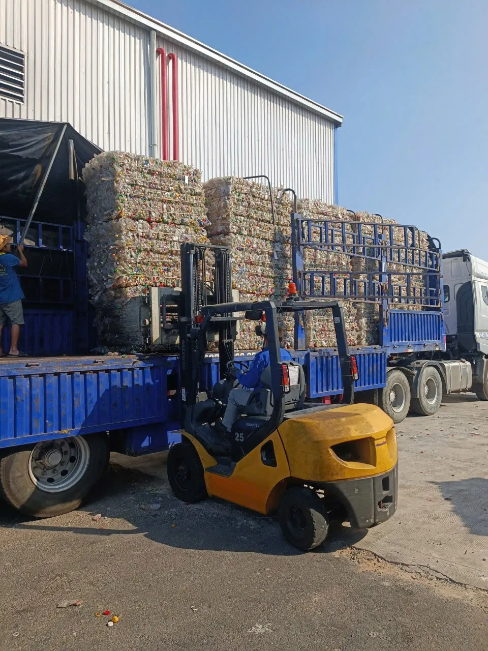 Xe nâng bốc xếp kiện hàng vật tư bao bì tại Đồng Nai – Phan Khánh
