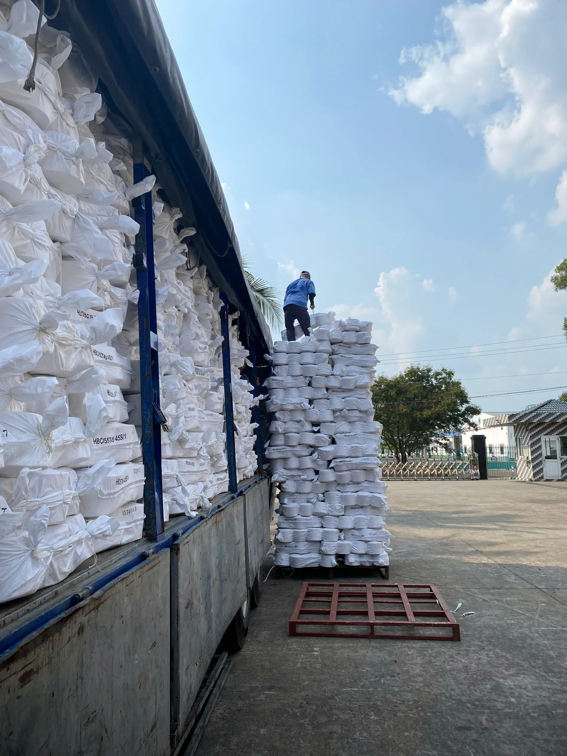 Sắp xếp tối ưu không gian thùng xe tại Bình Dương – Phan Khánh