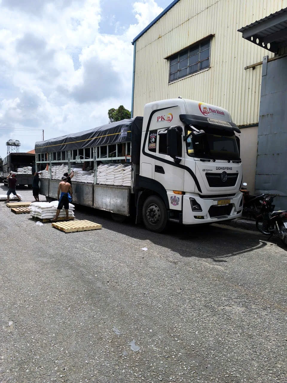 Hoạt động kho bãi Phan Khánh 24/7 tại Bình Dương