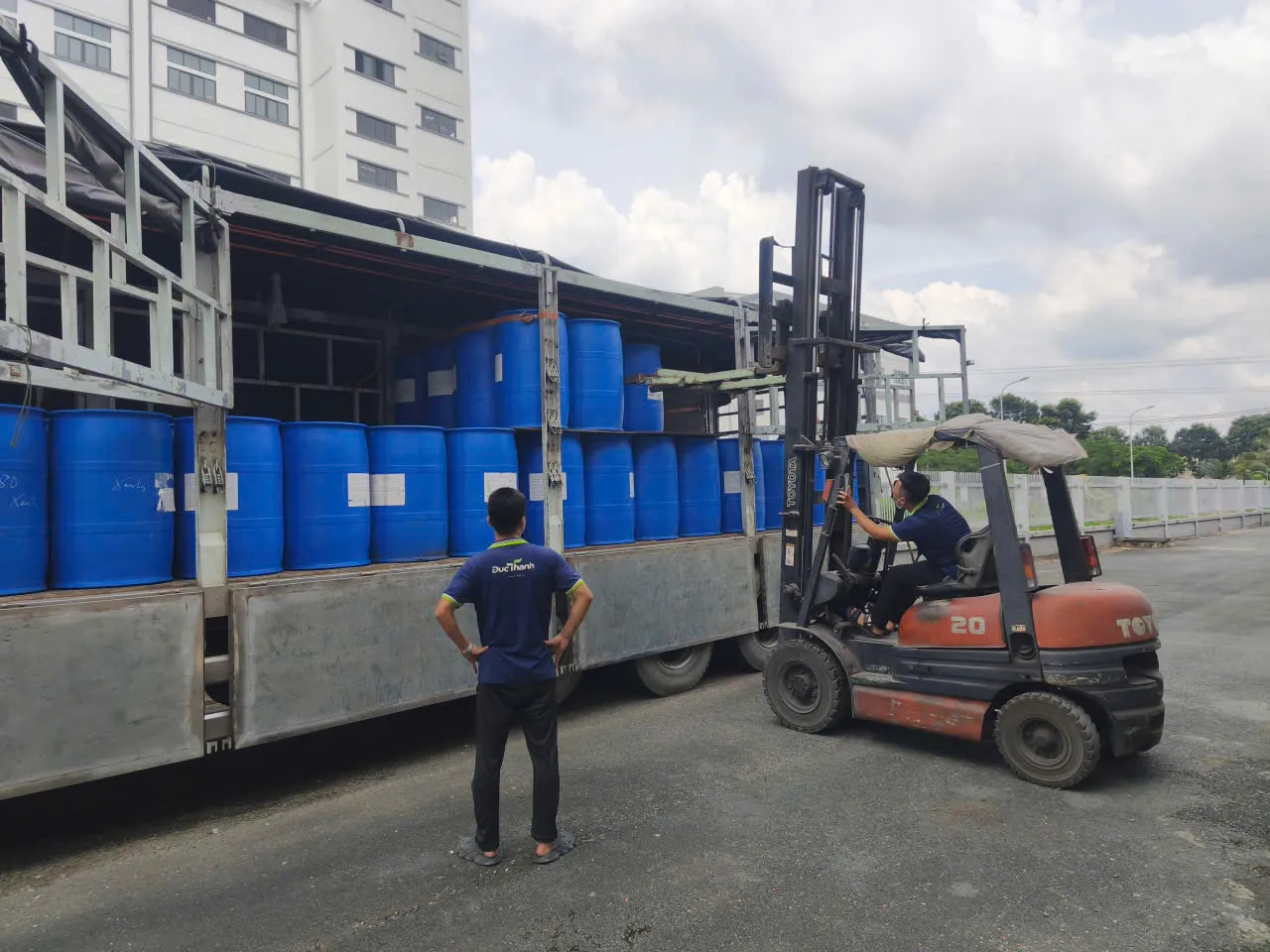Bốc xếp thùng phuy hóa chất đúng quy trình tại Đồng Nai – Phan Khánh