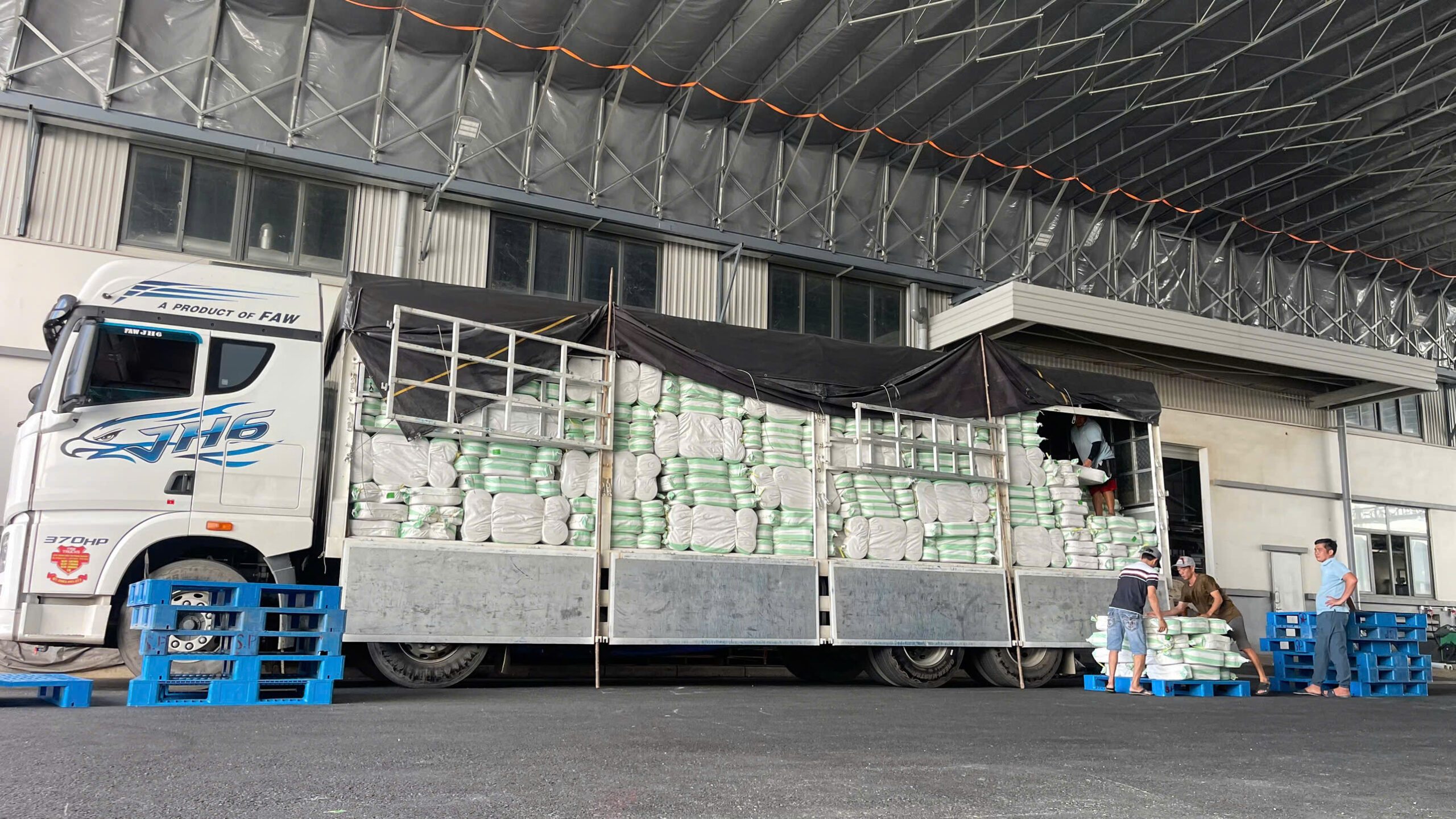Nhân viên Phan Khánh bốc xếp bông sợi cẩn thận lên xe tải