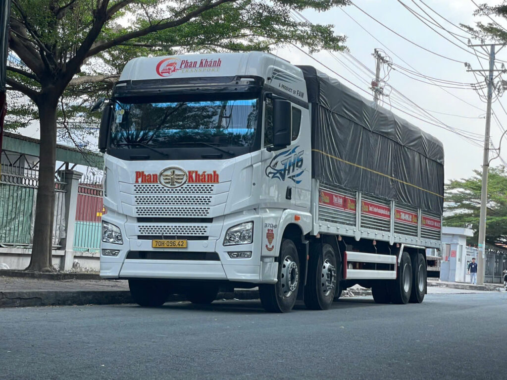 Xe tải thùng bạt phục vụ dịch vụ vận chuyển hàng chuyên dụng của Vận tải Phan Khánh.