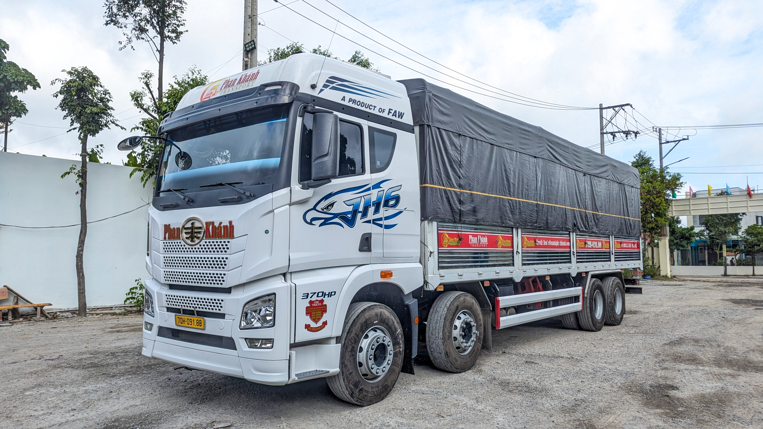 Xe tải nặng mui bạt phục vụ dịch vụ vận tải hàng hóa của Vận tải Phan Khánh.