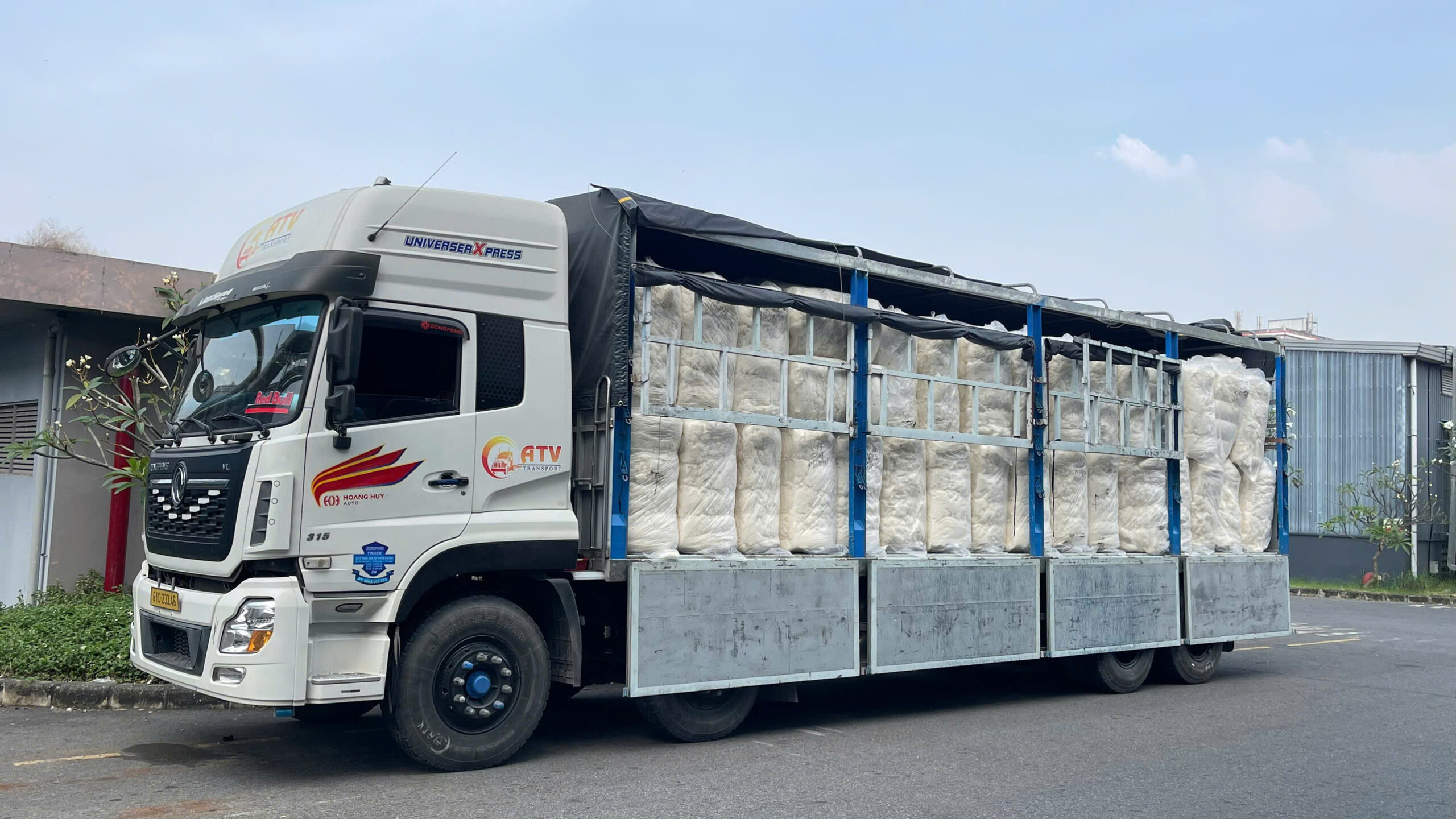 Đội xe chở bông vải sợi khu công nghiệp