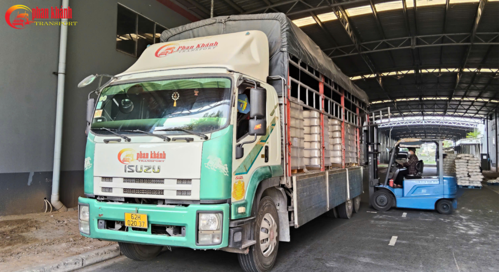 Hoạt động bốc xếp hàng hóa an toàn tại hệ thống kho bãi của Vận tải Phan Khánh.