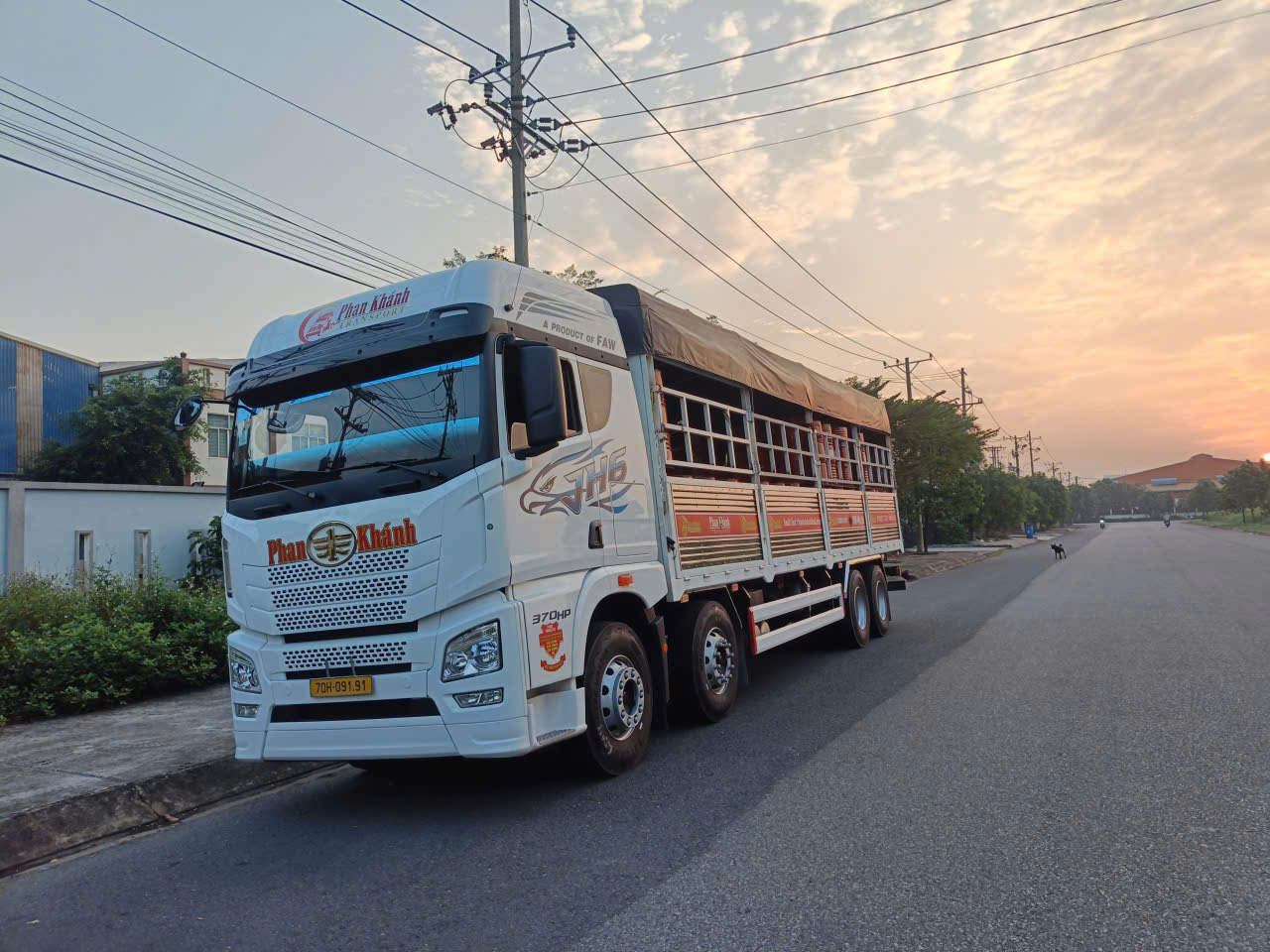 Xe tải Vận tải Phan Khánh chạy tuyến vận chuyển Miền Tây.