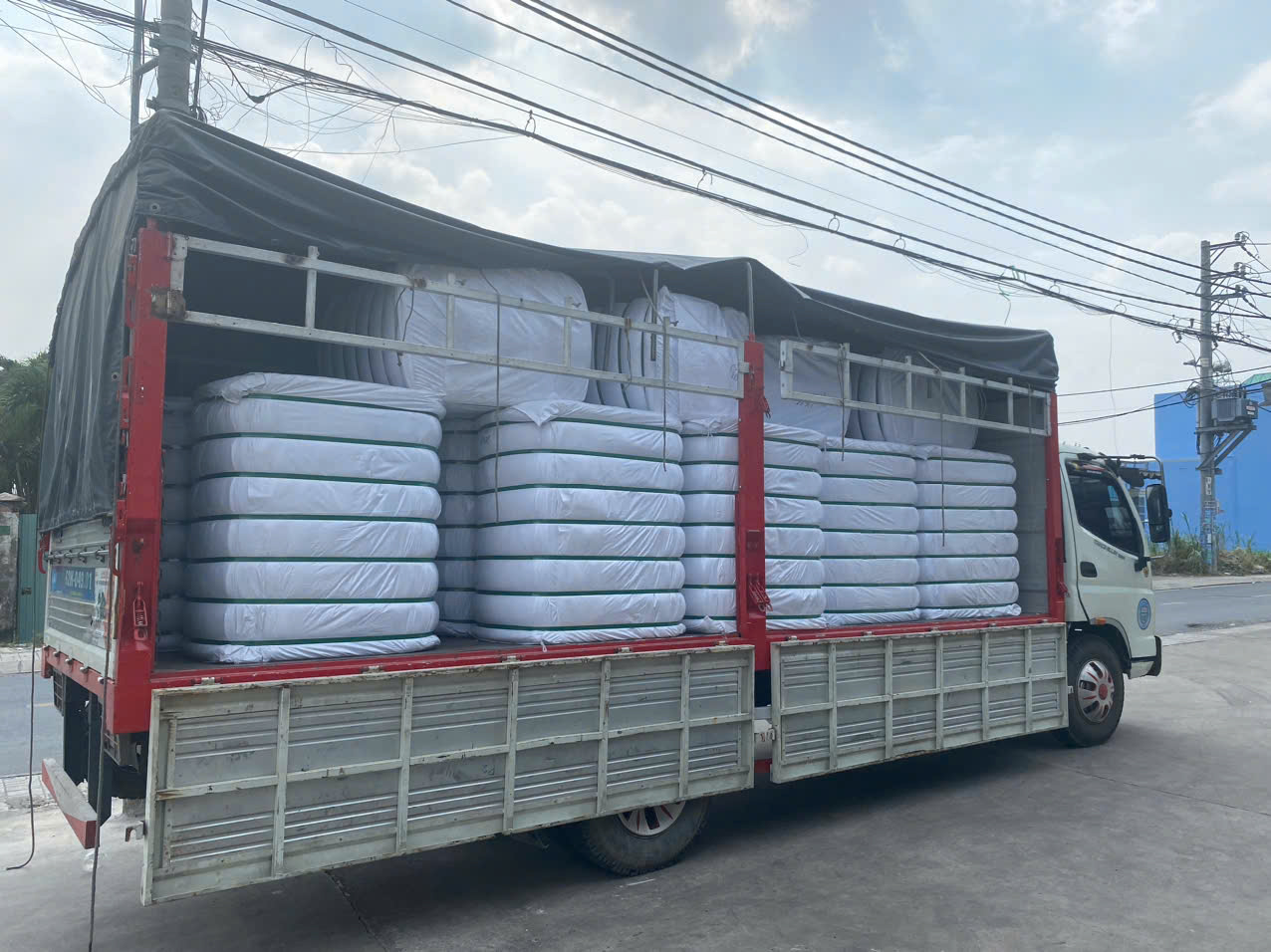 Xe tải 5 tấn Phan Khánh chở cuộn sợi