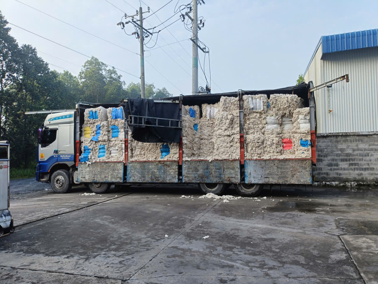 Xe tải 8 tấn vận chuyển nguyên phụ liệu