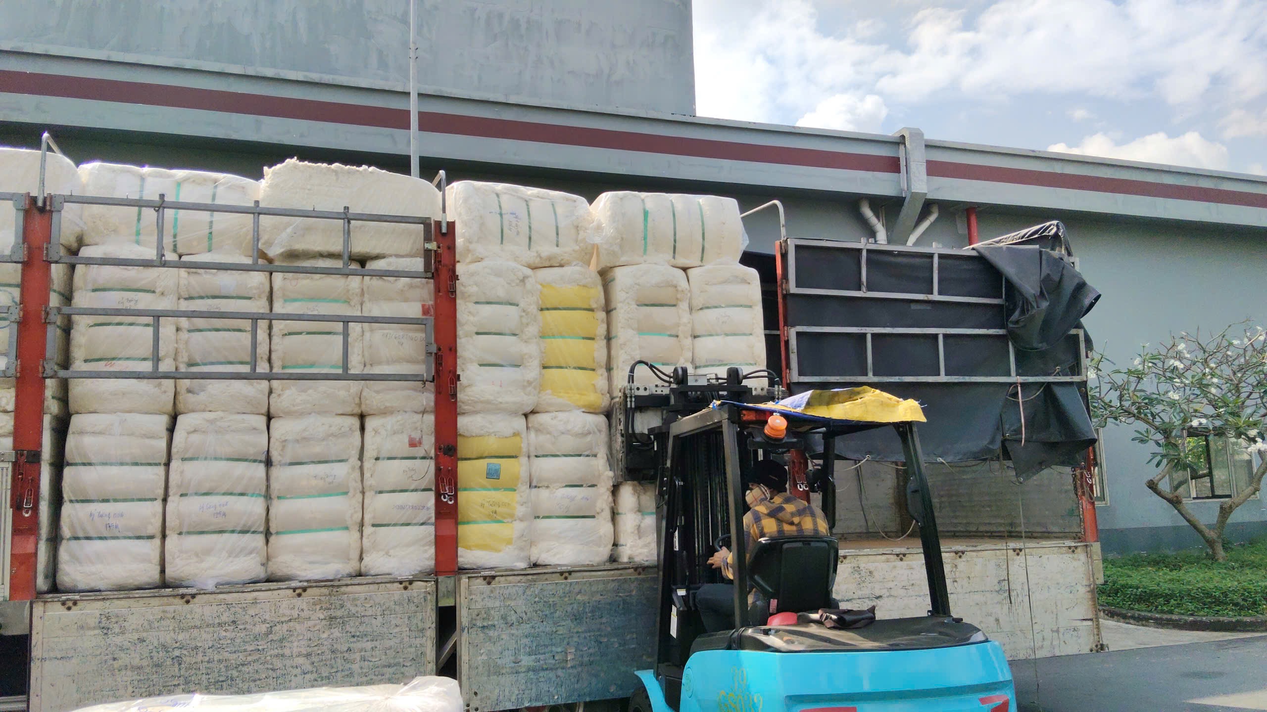 Vận chuyển bông, vải, sợi an toàn tại Vận tải Phan Khánh.