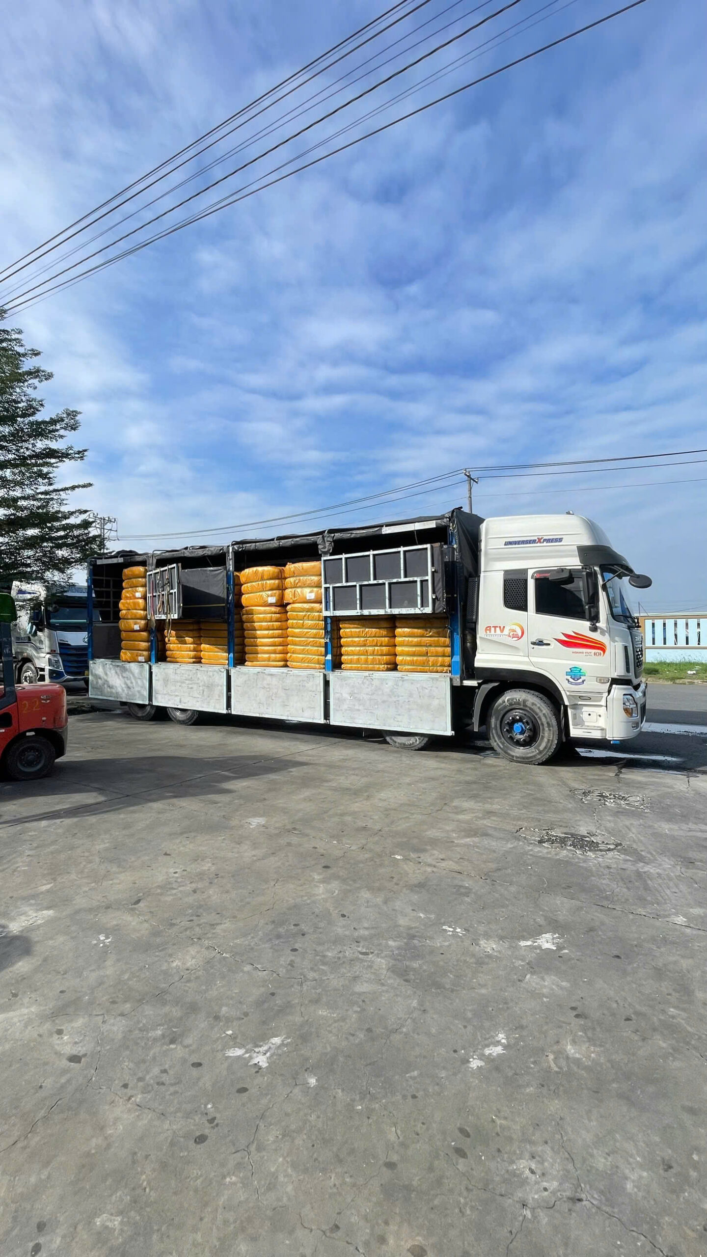 Vận chuyển cuộn vải màu ngành may mặc