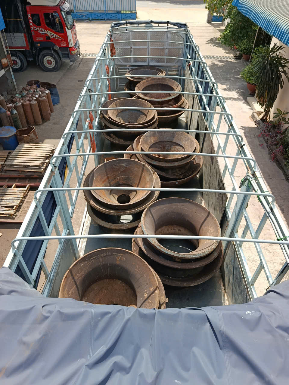 Vận chuyển hàng cơ giới, hàng siêu trường siêu trọng bằng xe chuyên dụng Phan Khánh.