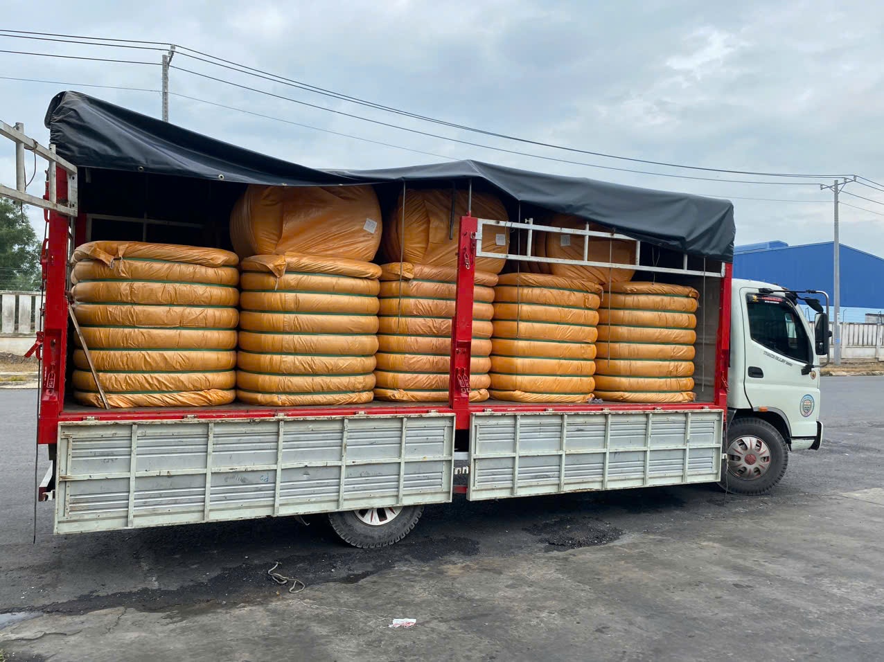 Xe tải Vận tải Phan Khánh vận chuyển hàng công nghiệp.