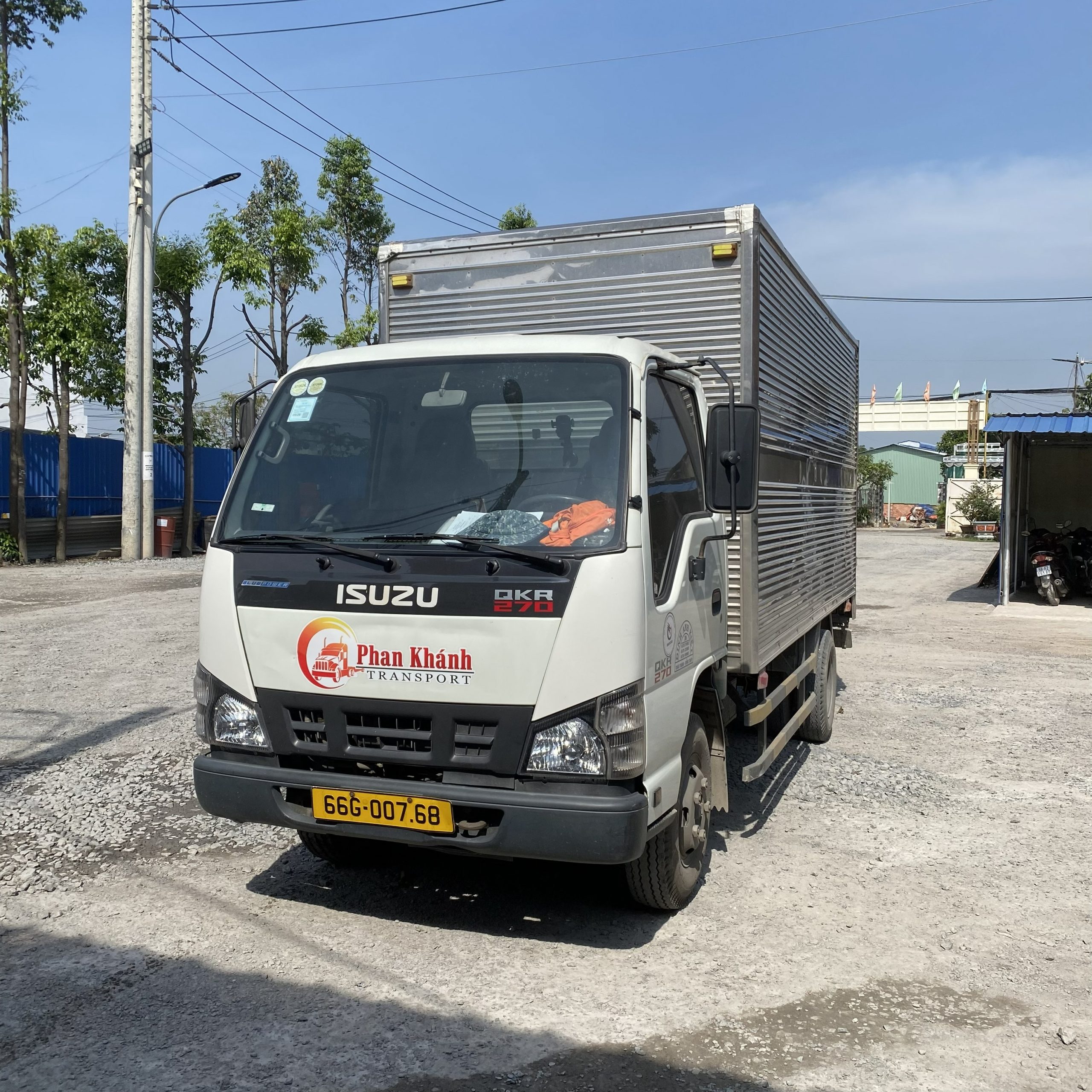 Xe tải Isuzu phục vụ vận chuyển hàng hóa liên tỉnh toàn quốc của Phan Khánh.