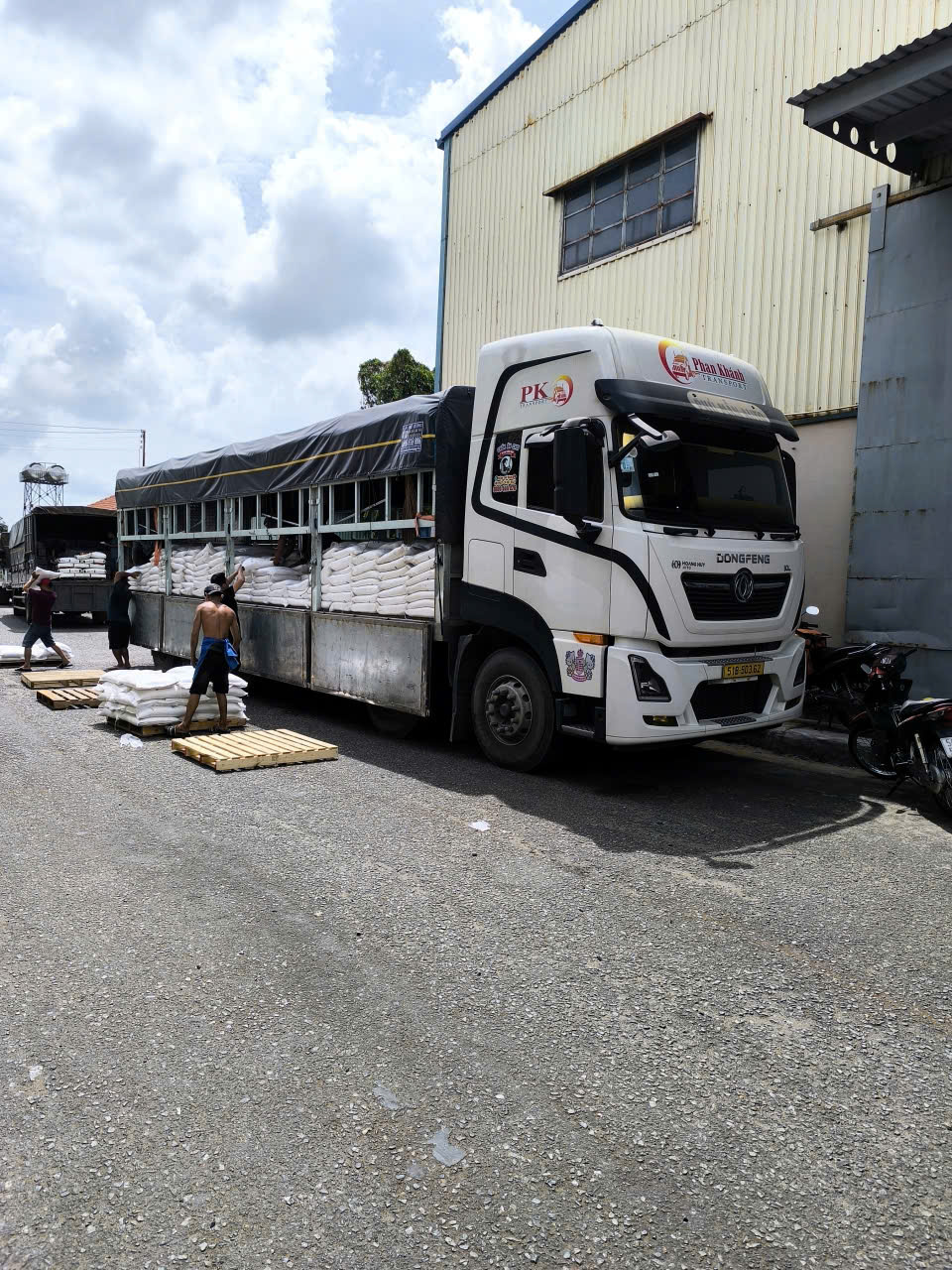 Vận tải Phan Khánh bốc xếp vận chuyển hàng nông sản và thức ăn vật nuôi.