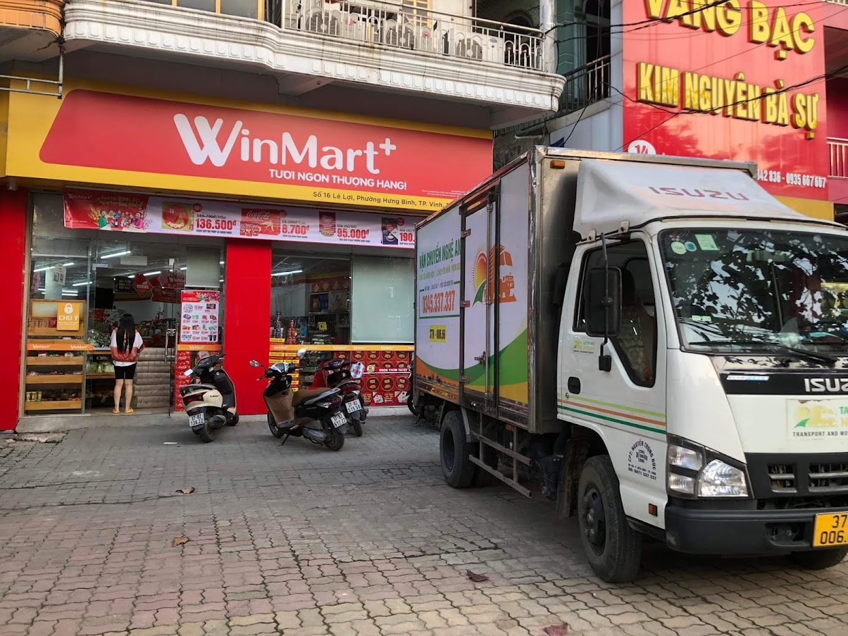 Xe tải Phan Khánh vận chuyển hàng hóa cho chuỗi siêu thị.