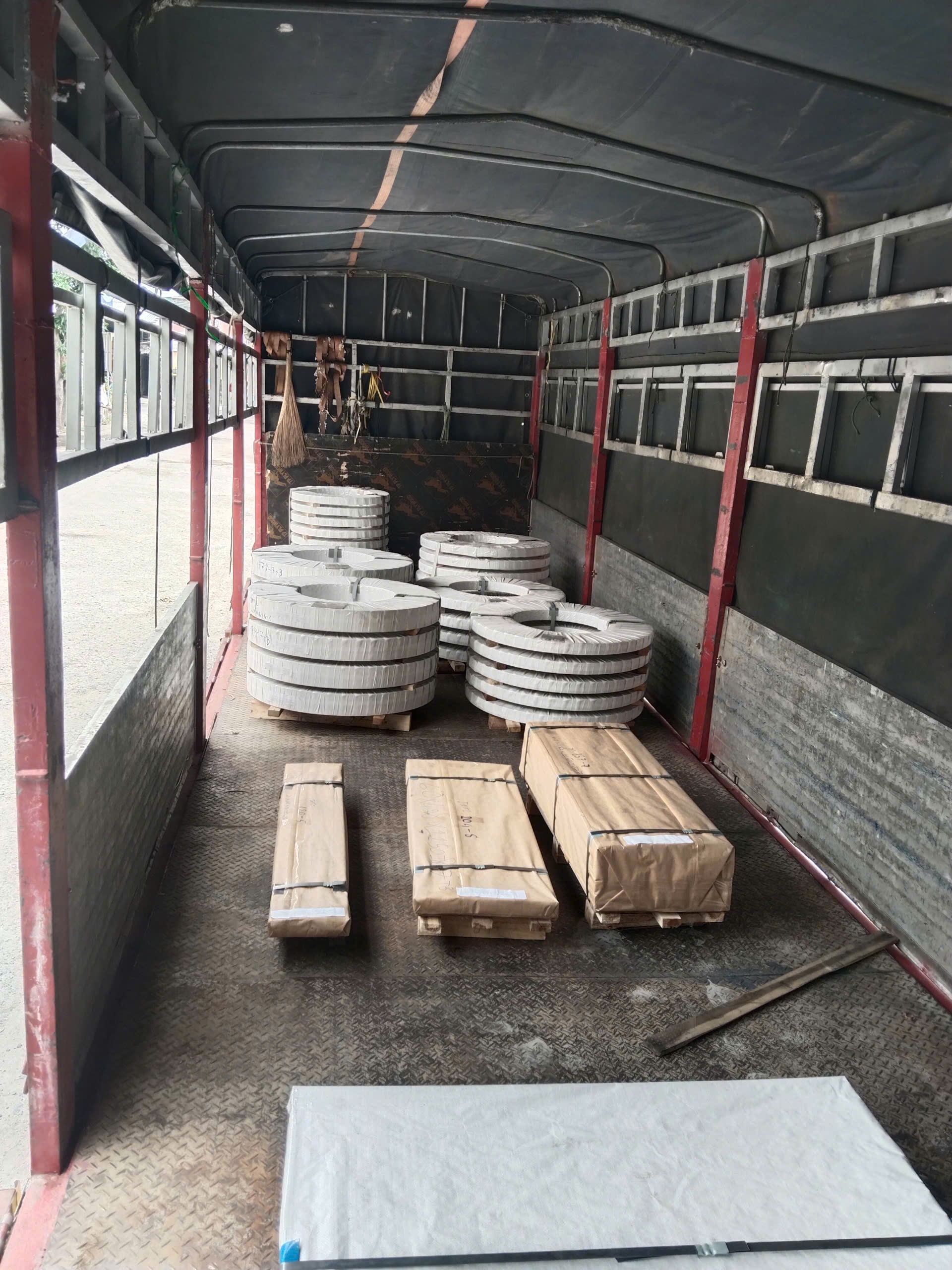 Xe tải chuyên dụng vận chuyển sắt thép của Vận tải Phan Khánh.