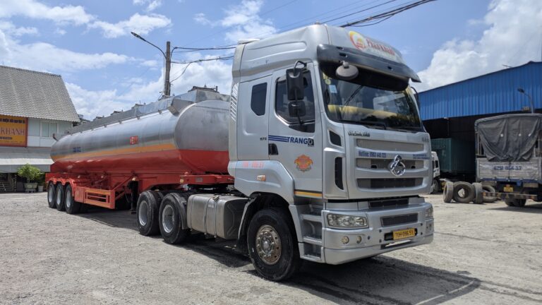 Xe bồn phục vụ dịch vụ vận tải chuyên dụng của Vận tải Phan Khánh.