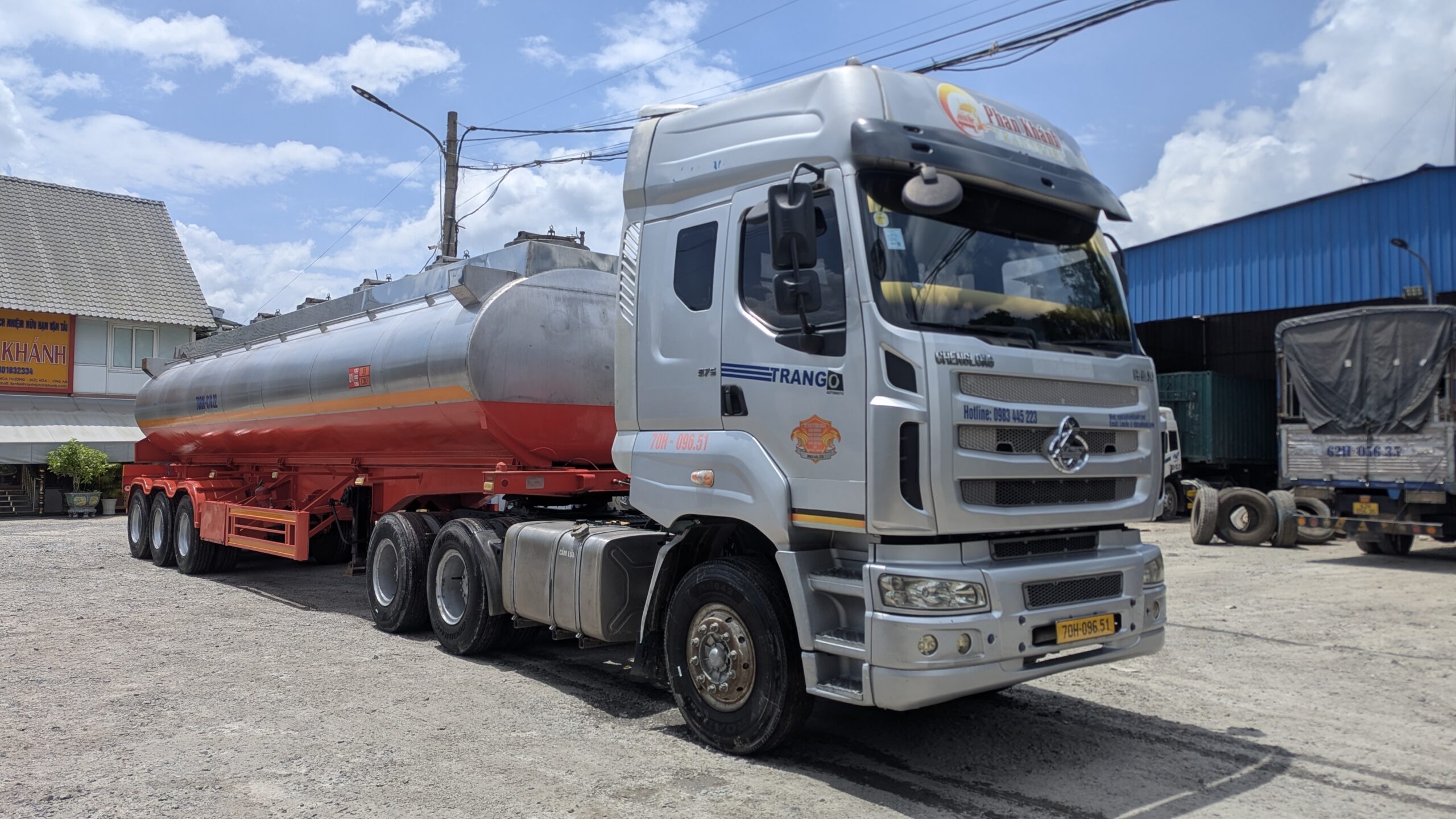 Xe bồn phục vụ dịch vụ vận tải chuyên dụng của Vận tải Phan Khánh.