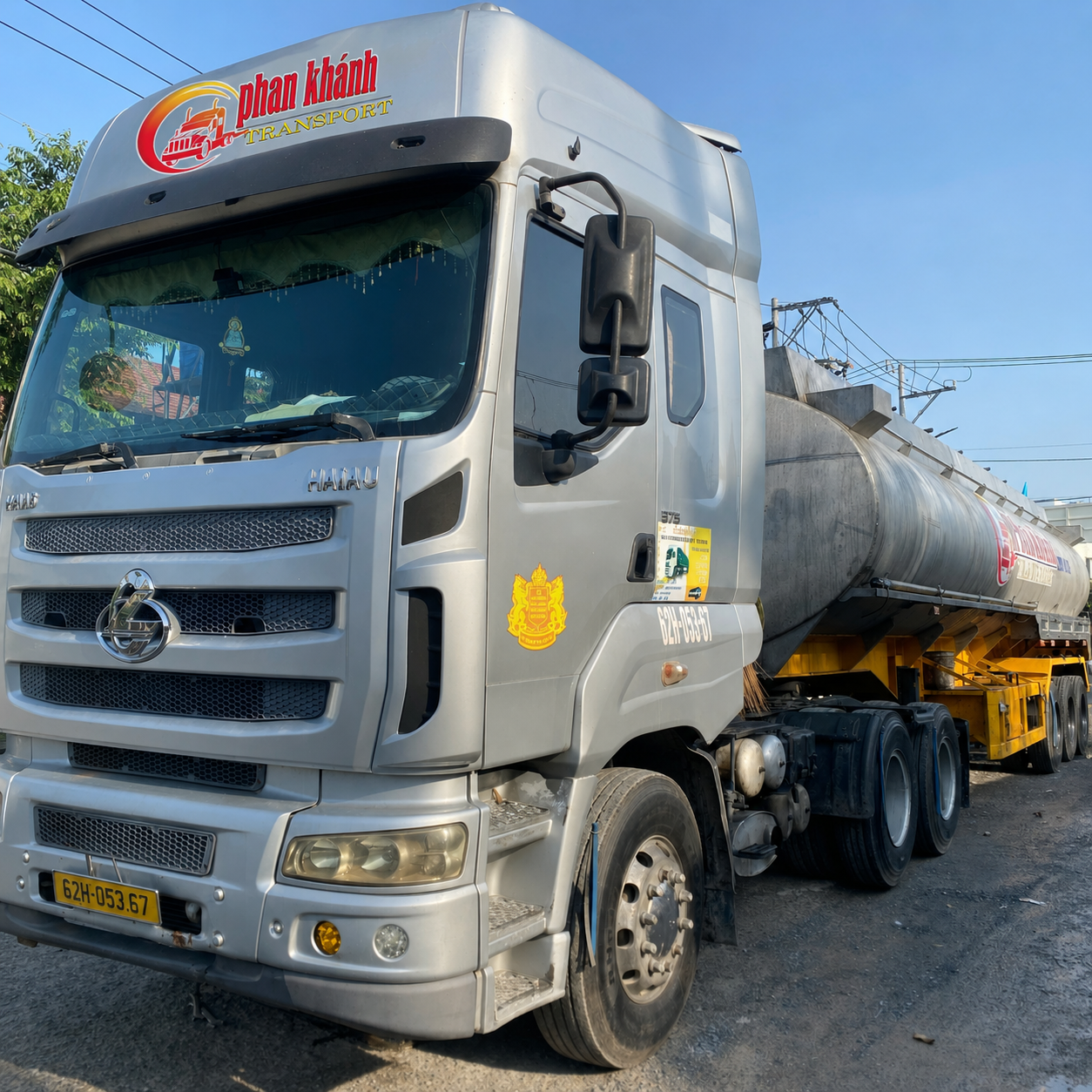 Xe bồn chuyên dụng phục vụ vận chuyển hàng hóa đặc thù của Vận tải Phan Khánh.
