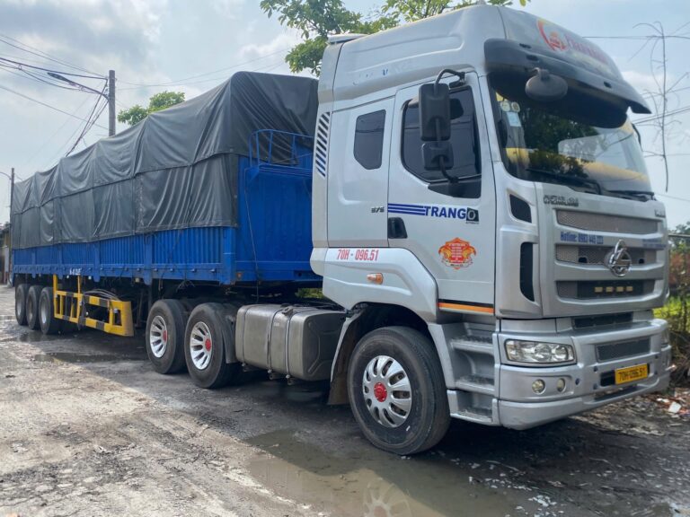 Xe đầu kéo chở hàng hạng nặng của Vận tải Phan Khánh.