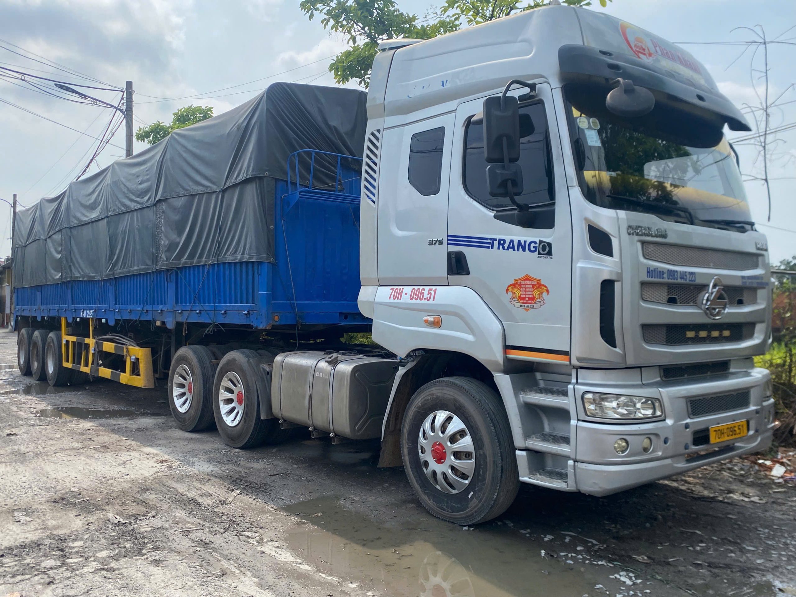 Xe đầu kéo chở hàng hạng nặng của Vận tải Phan Khánh.