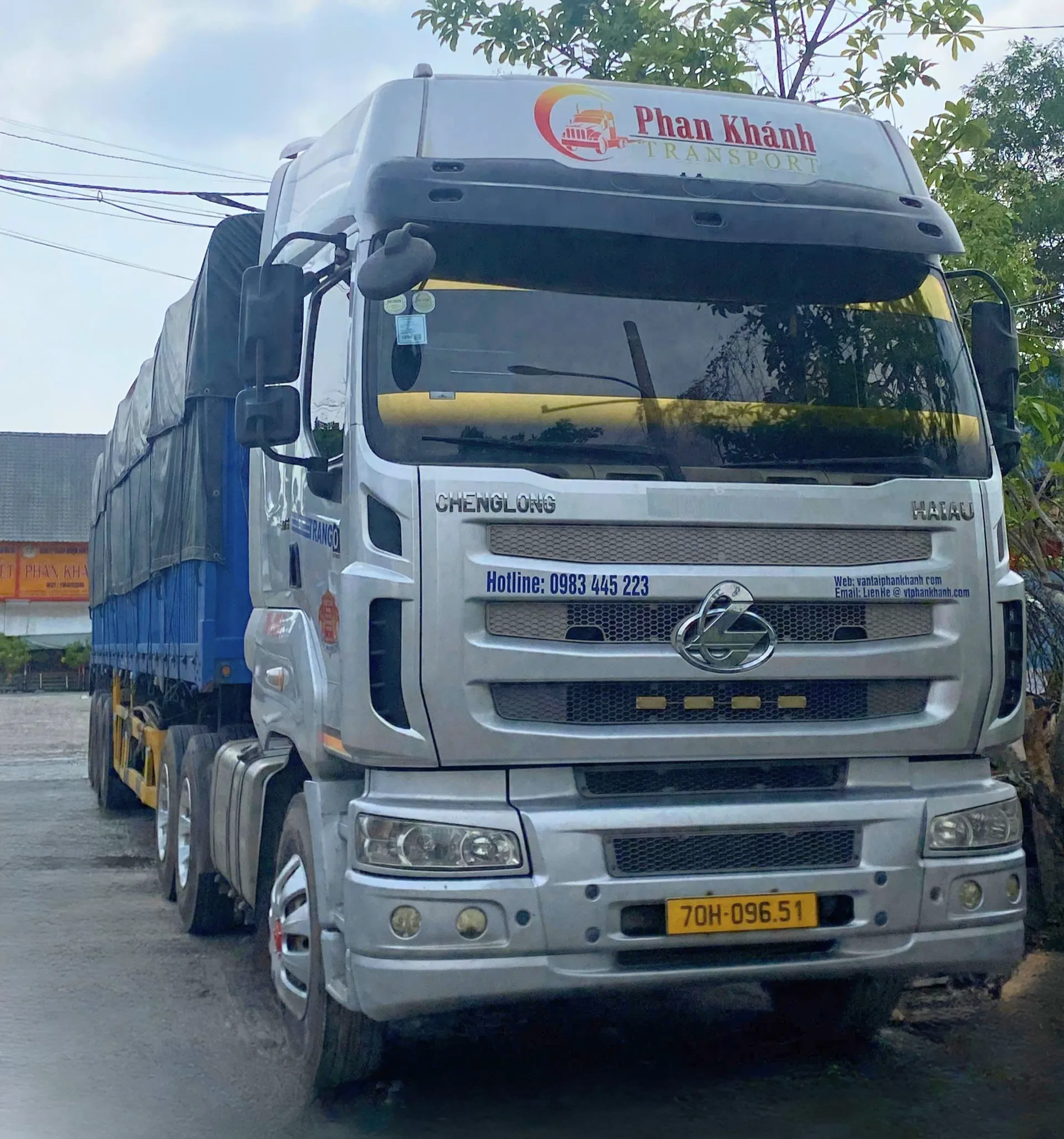 Xe đầu kéo vận chuyển container 20ft và 40ft của Vận tải Phan Khánh.