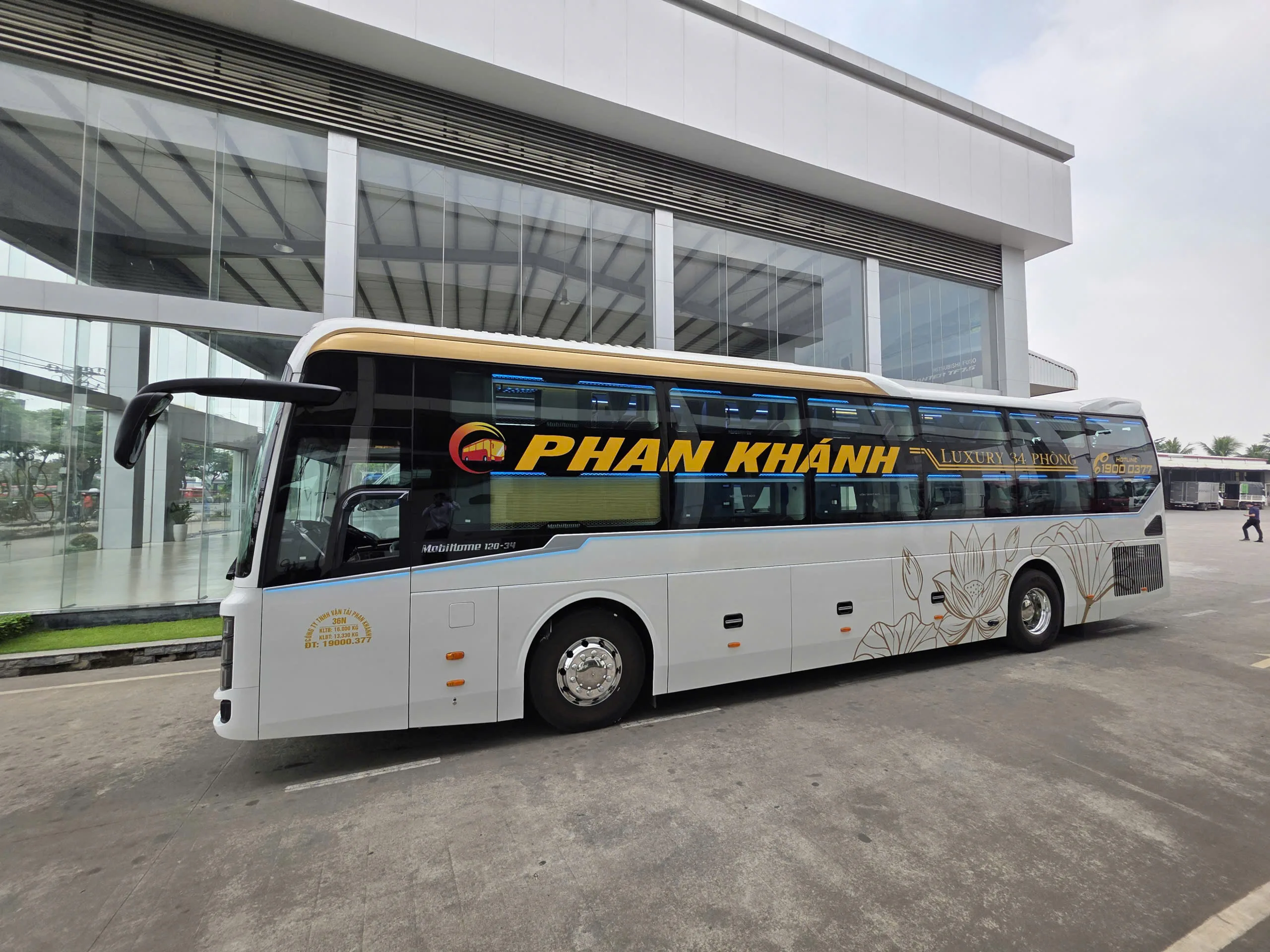 Xe khách chất lượng cao Vận tải Phan Khánh tuyến Tây Ninh/Long An - Sài Gòn - Huế.
