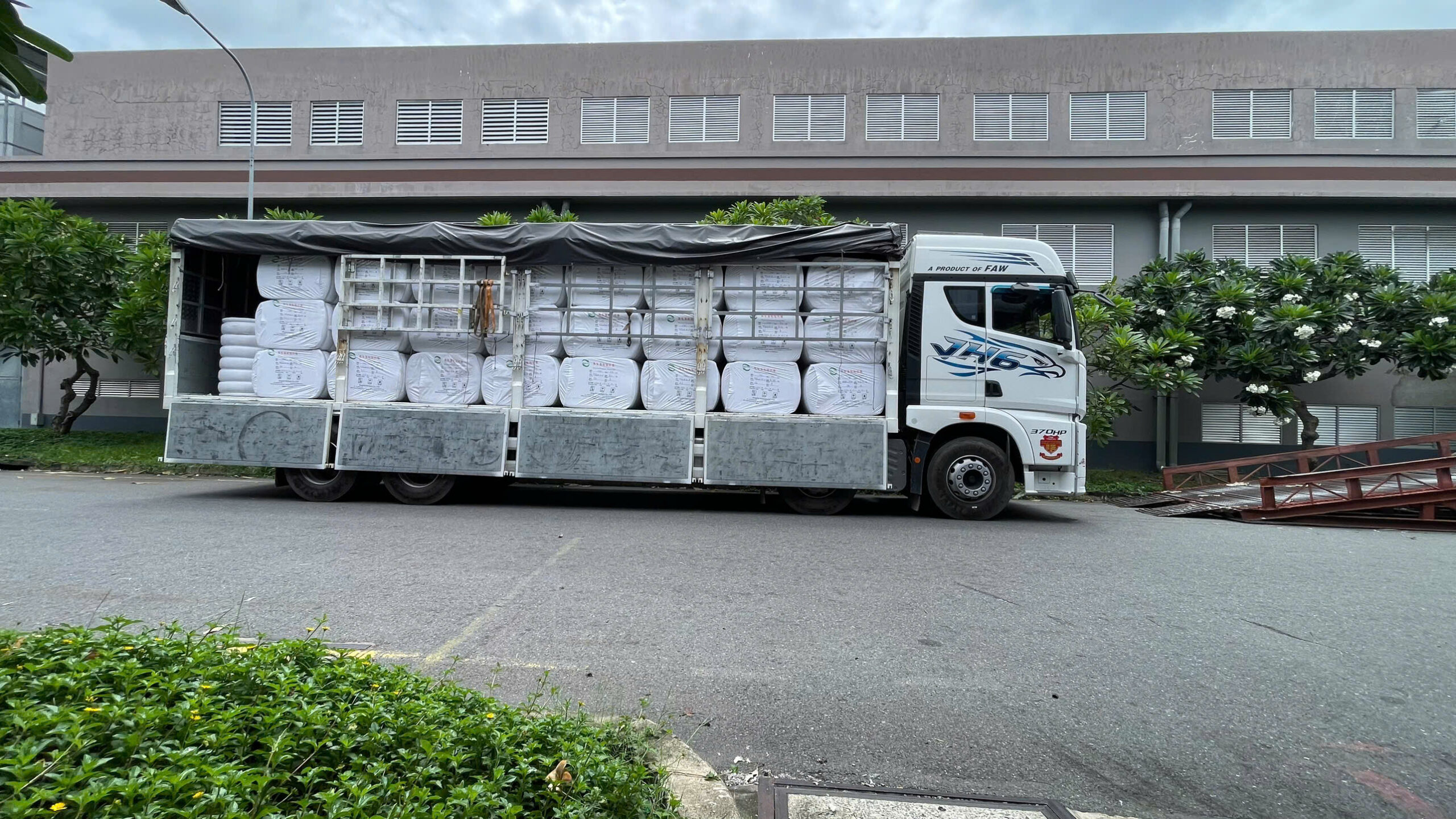 Xe tải FAW chở cuộn vải sợi