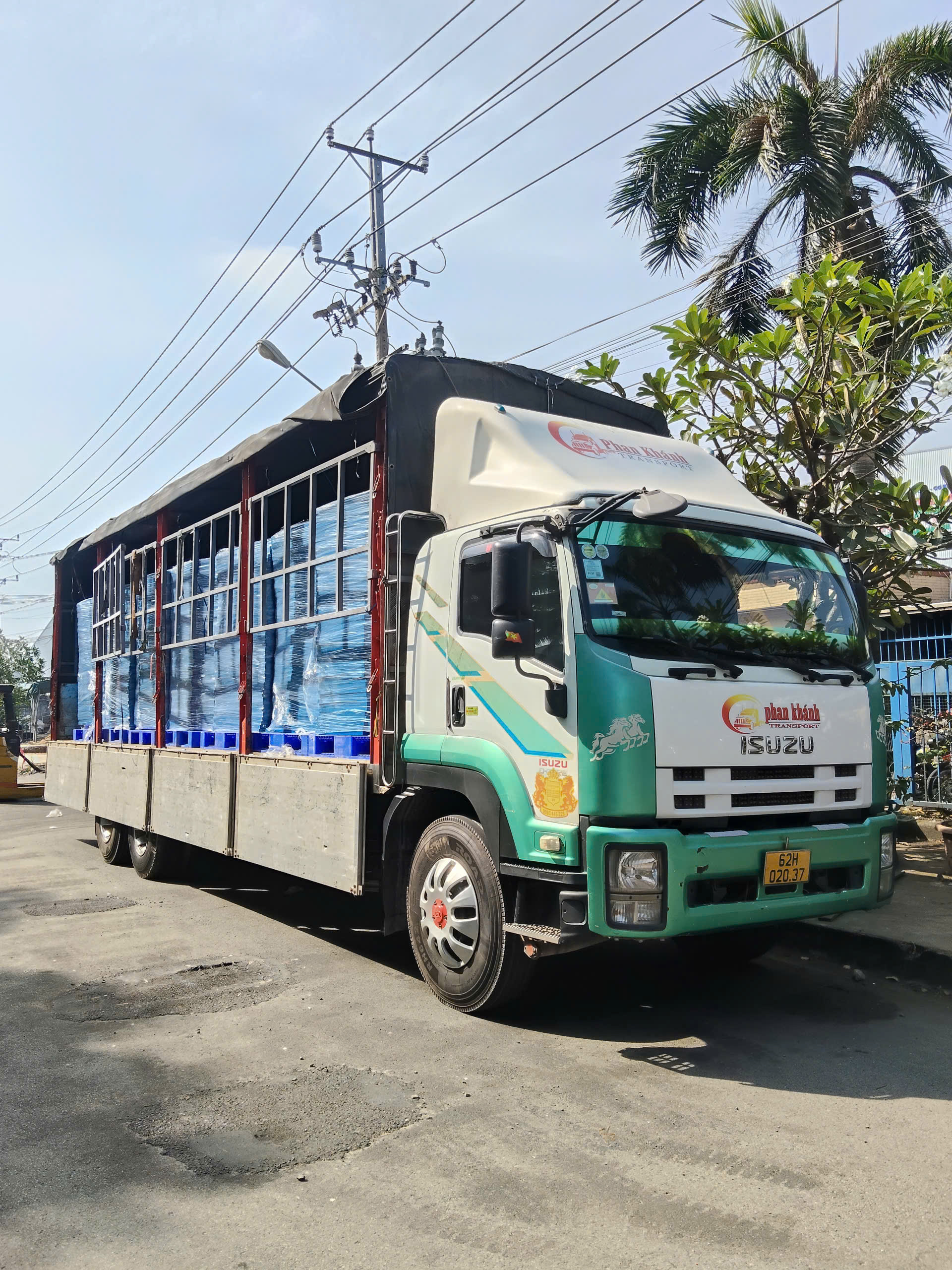 Xe tải Isuzu Vận tải Phan Khánh vận chuyển hàng hóa công nghiệp, hóa chất.