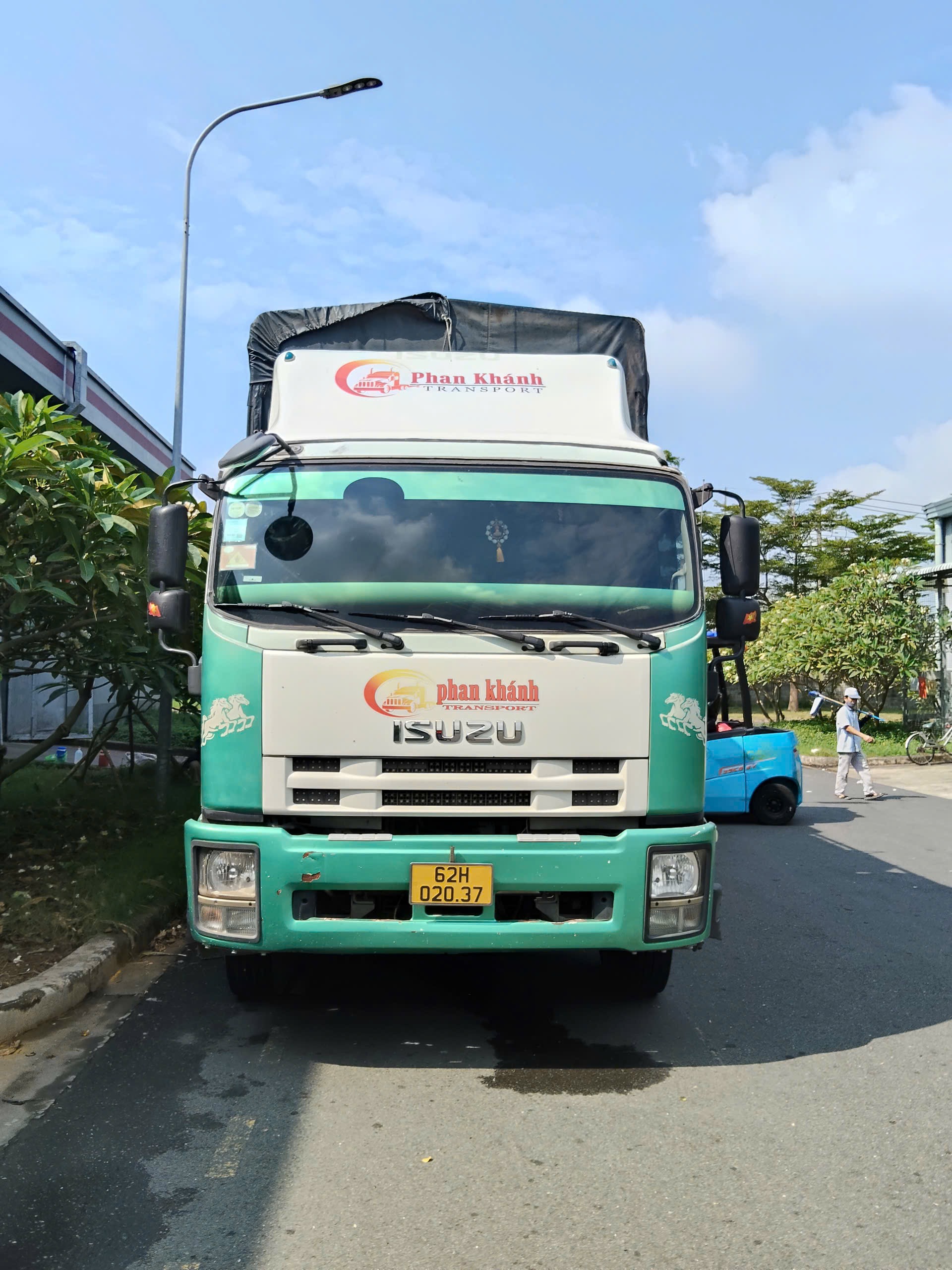 Xe tải Vận tải Phan Khánh chuyên chở hàng tiêu dùng, bao bì.