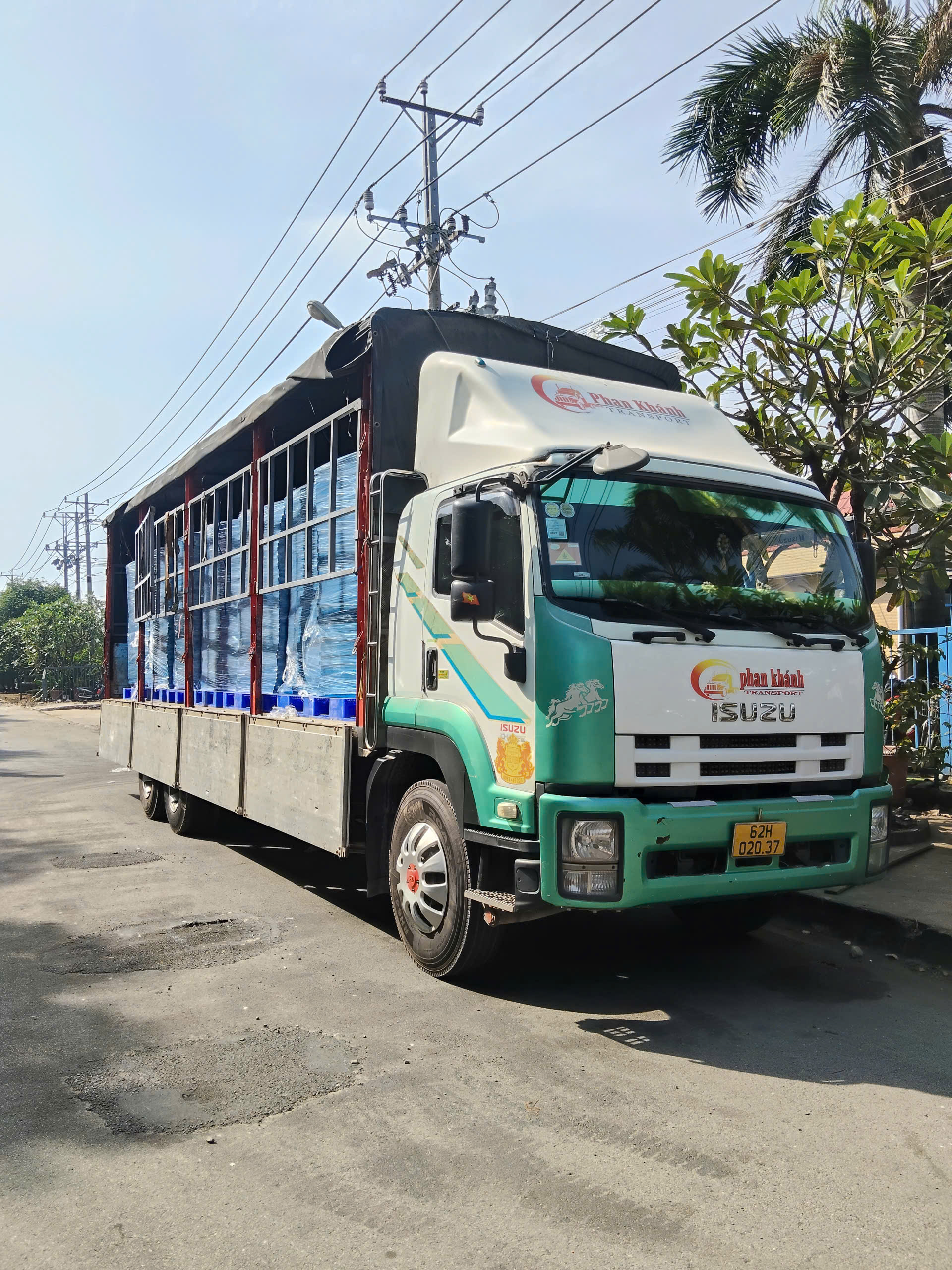 Xe tải nặng 6 tấn đến 18 tấn chuyên tuyến đường dài của Vận tải Phan Khánh.