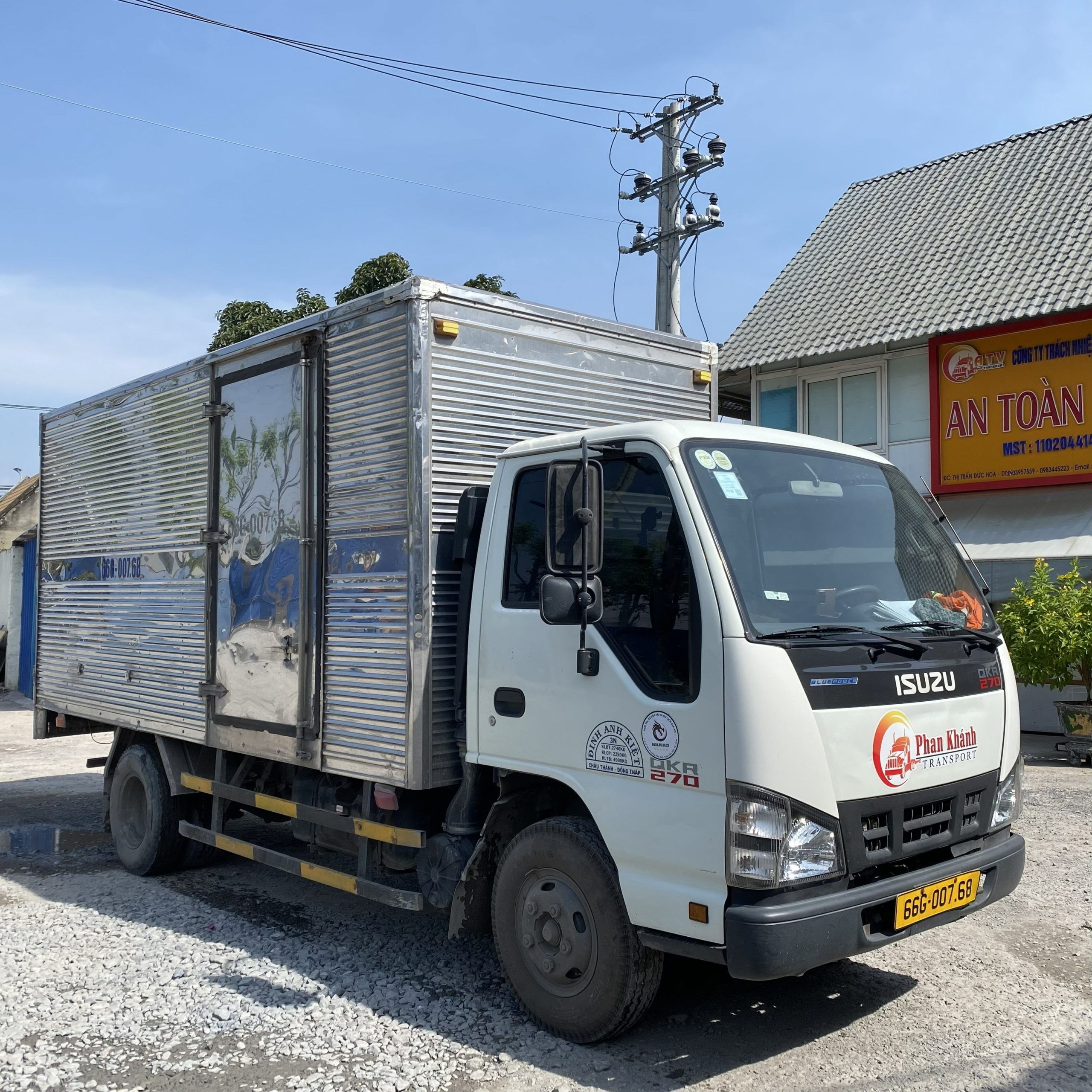 Xe tải nhẹ 1 tấn đến 5 tấn chạy tuyến đô thị của Vận tải Phan Khánh.