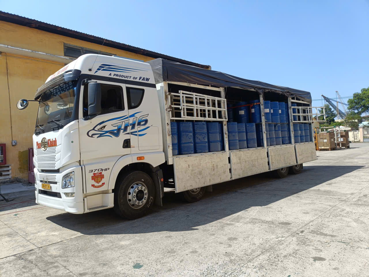 Xe tải chuyên dụng của Vận tải Phan Khánh đang bốc xếp hàng hóa.