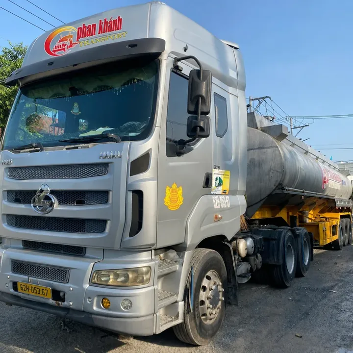 Xe bồn chuyên dụng phục vụ vận chuyển hàng hóa đặc thù của Vận tải Phan Khánh.