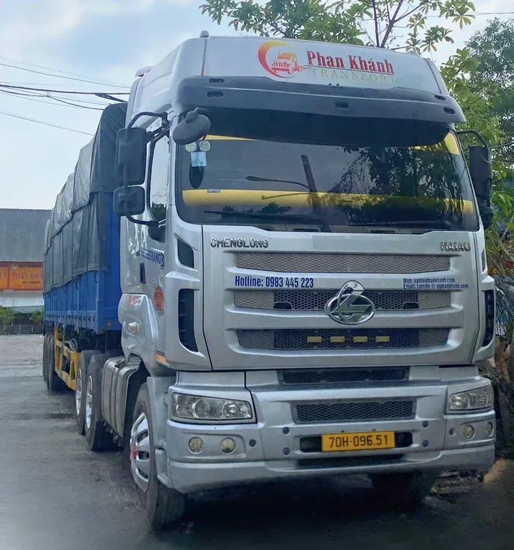 Xe đầu kéo vận chuyển container 20ft và 40ft của Vận tải Phan Khánh.